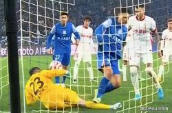 B体育体育亚洲官网-比赛中出现争议判罚，裁判遭到质疑