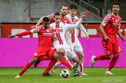 B体育体育娱乐-汉堡球迷尽情庆祝胜利，现场欢声雷动