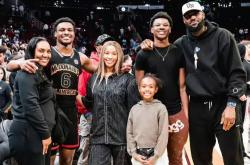 关于勒布朗-詹姆斯在社交媒体上晒出与家人度假照片的信息