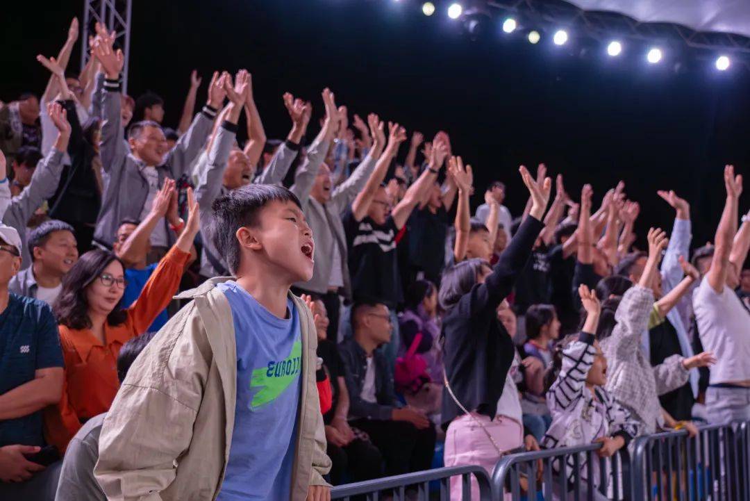 包含篮球明星赛场演绎精彩表演，观众目不转睛的词条