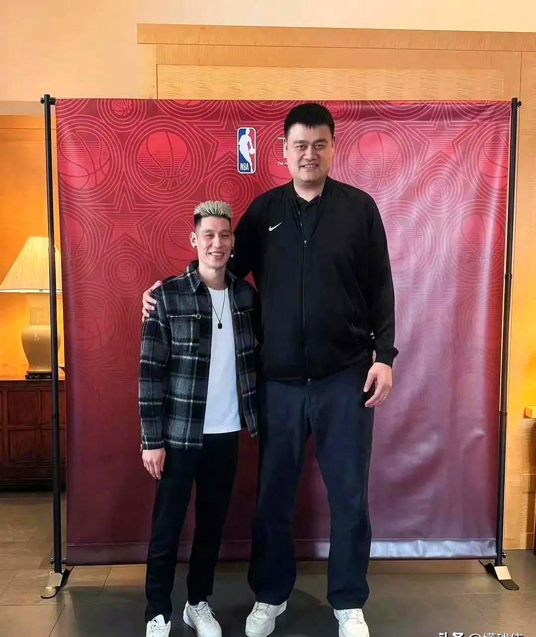 姚明荣获篮球殿堂成员，致敬传奇生涯的简单介绍