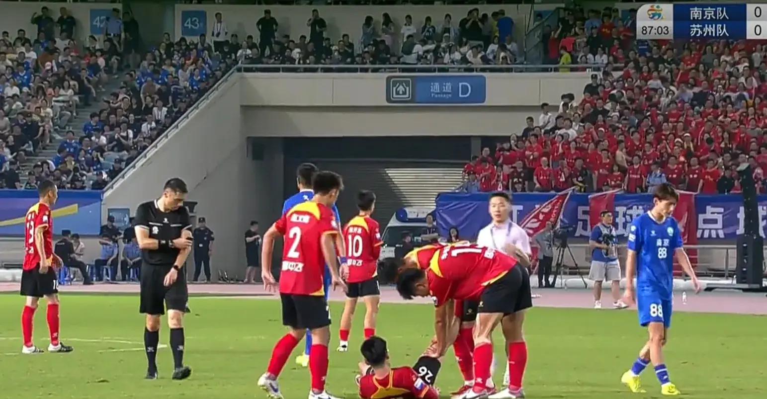 足球赛场上每一次进攻都牵动着球迷的心