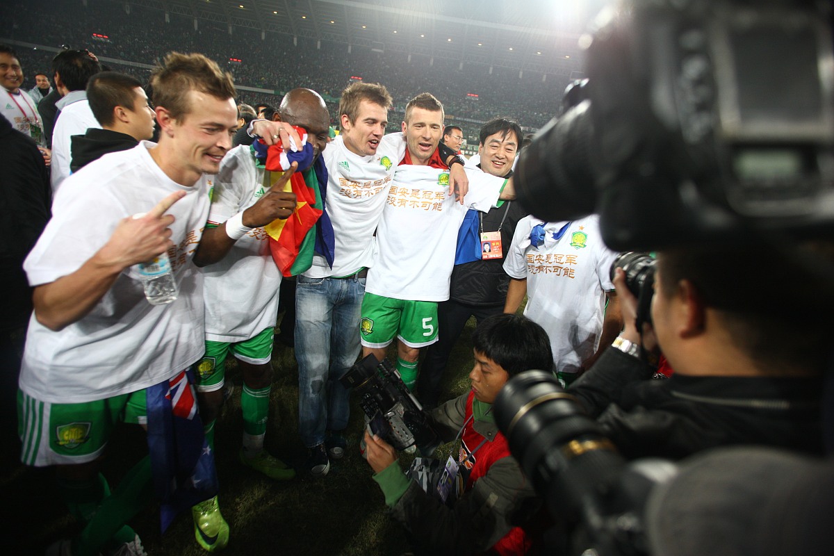 足球赛场上每一次进攻都牵动着球迷的心