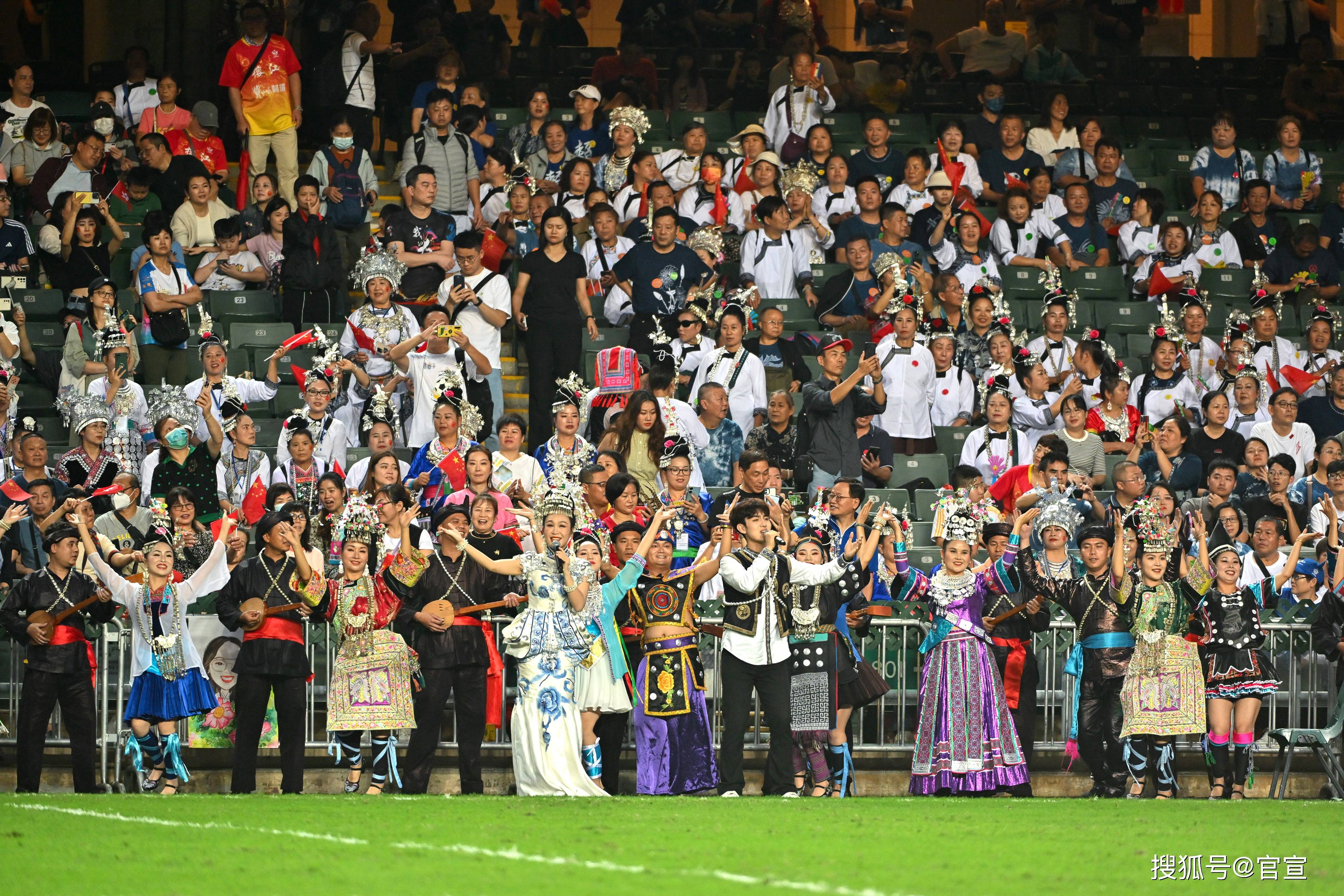 足球赛事现场观众热情洋溢,气氛融洽 足球赛事现场观众热情洋溢,气氛融洽