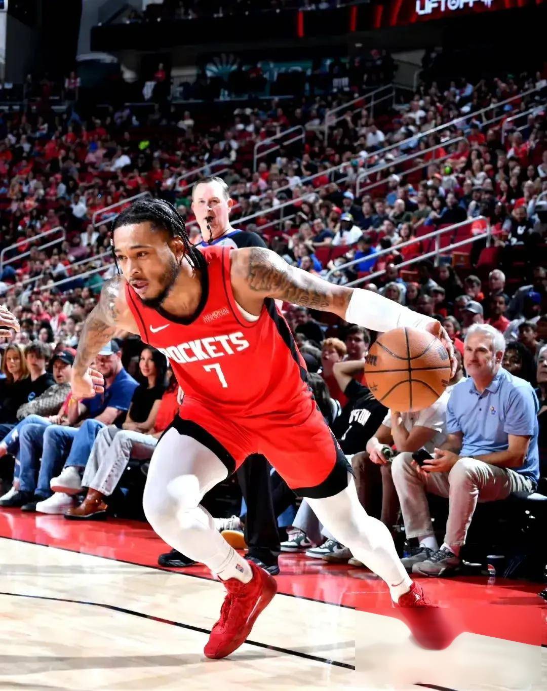 包含猛龙队老将发挥关键作用，带领球队取得胜利的词条