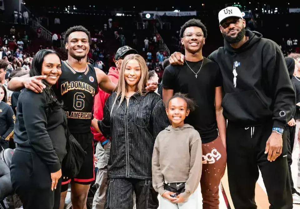 关于勒布朗-詹姆斯在社交媒体上晒出与家人度假照片的信息