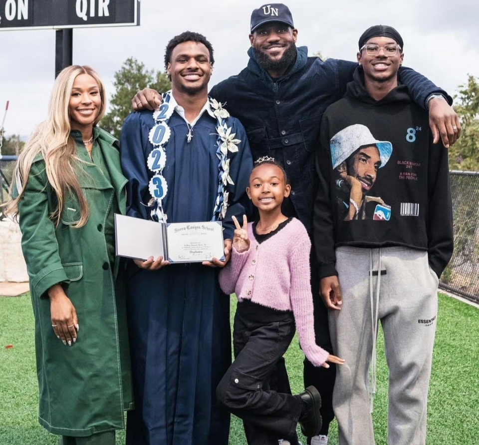 关于勒布朗-詹姆斯在社交媒体上晒出与家人度假照片的信息