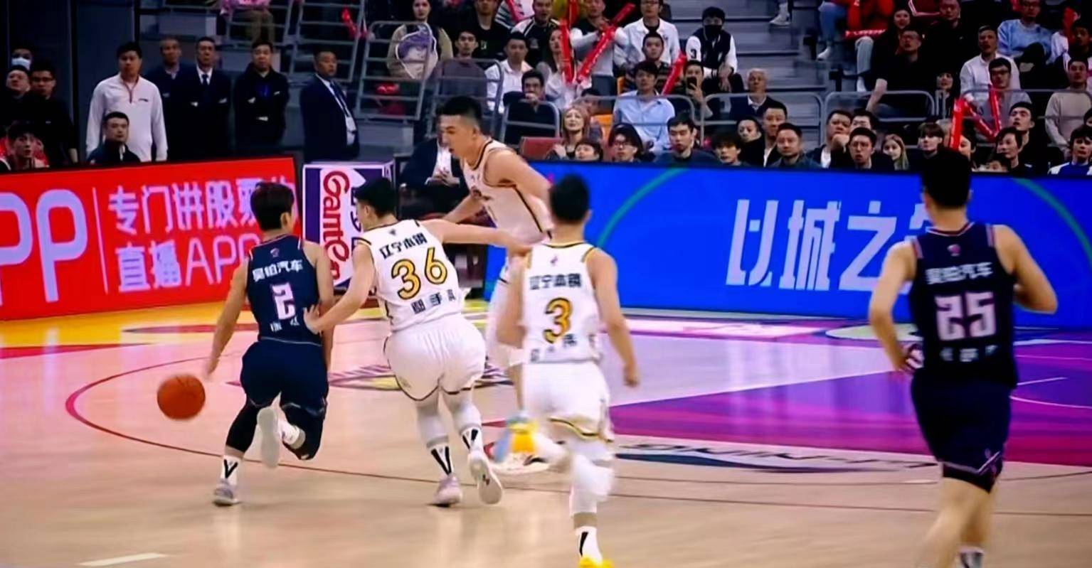 广东宏远队在比赛中处于一轮激烈的角逐局面 广东宏远队在比赛中处于一轮激烈的角逐局面