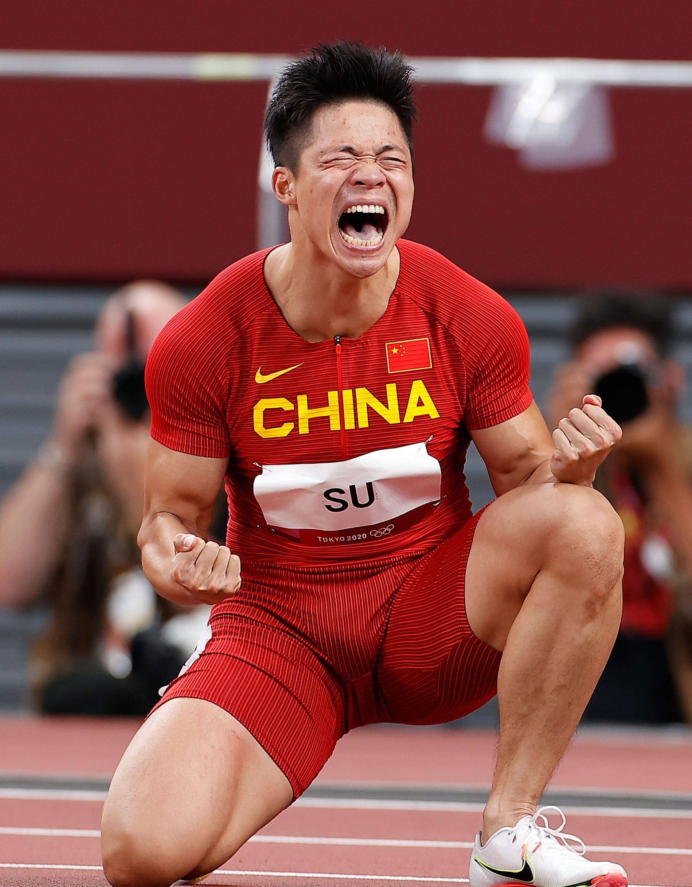 顶尖运动员全力以赴冲刺终点的简单介绍