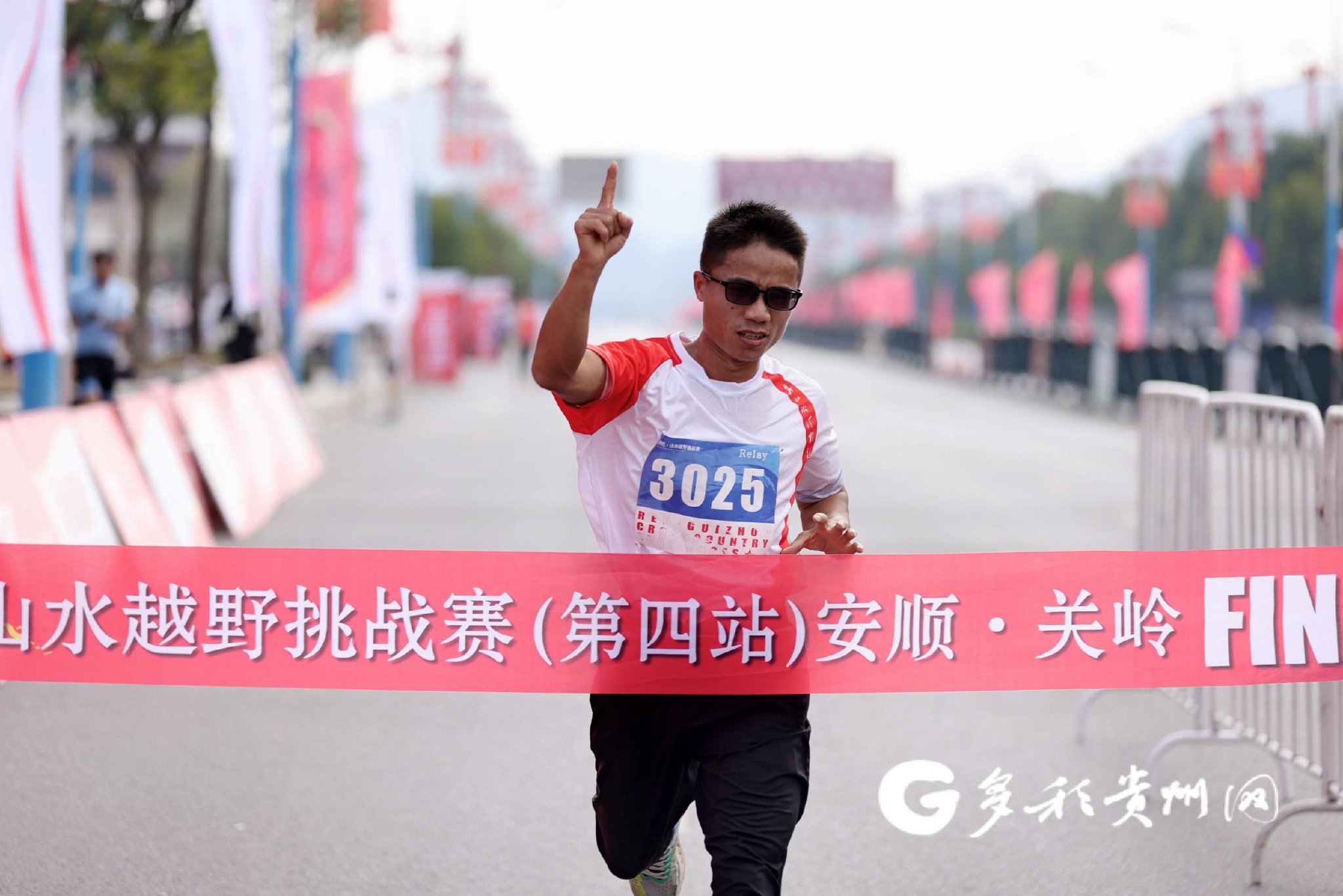 顶尖运动员全力以赴冲刺终点的简单介绍