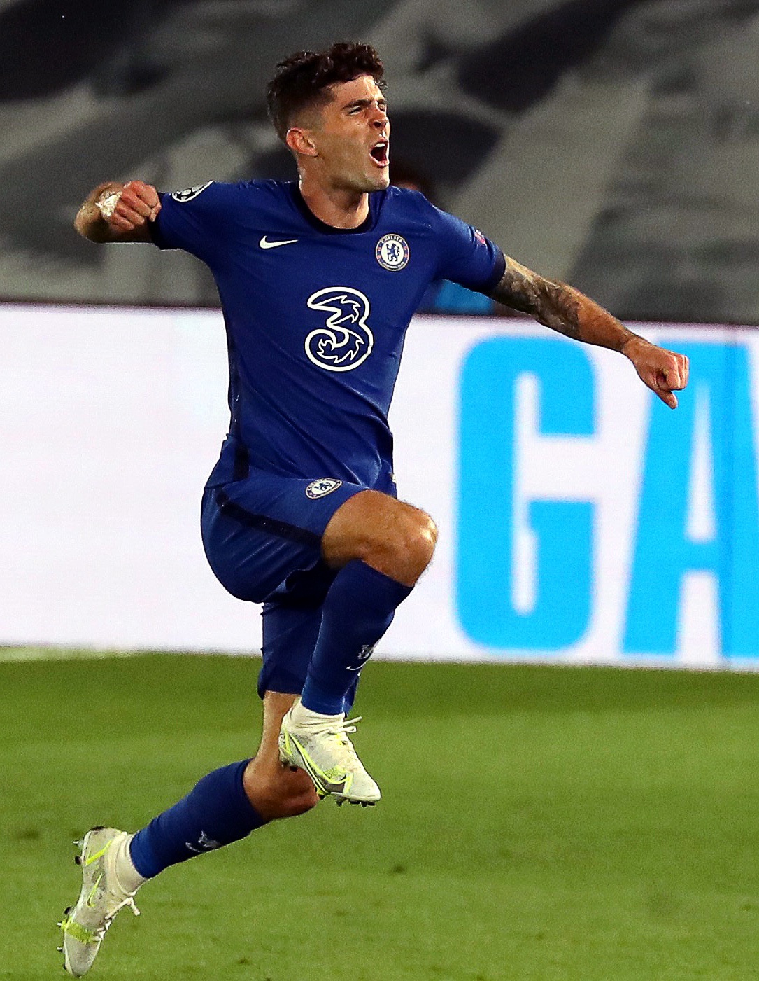 关于皇家马德里凌空飞跃，取得胜利晋级的信息