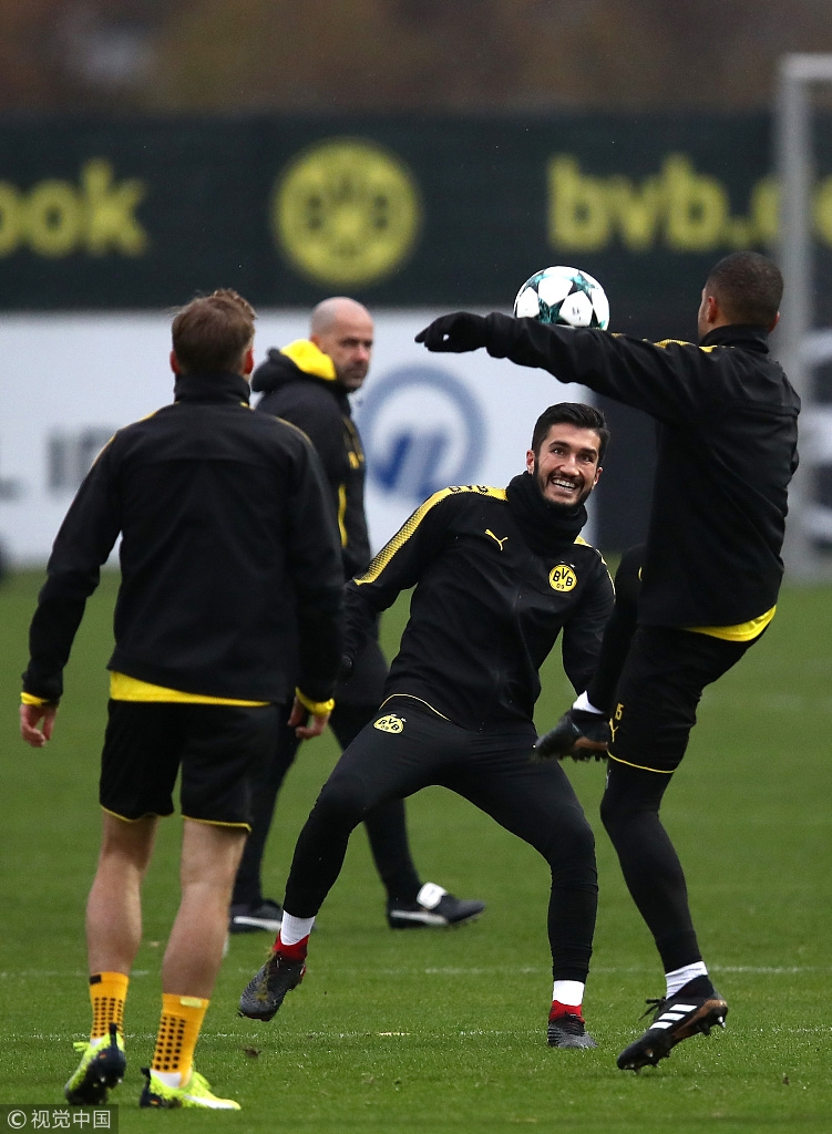 包含阿维斯堡中场球员恢复训练:期待重返赛场的词条