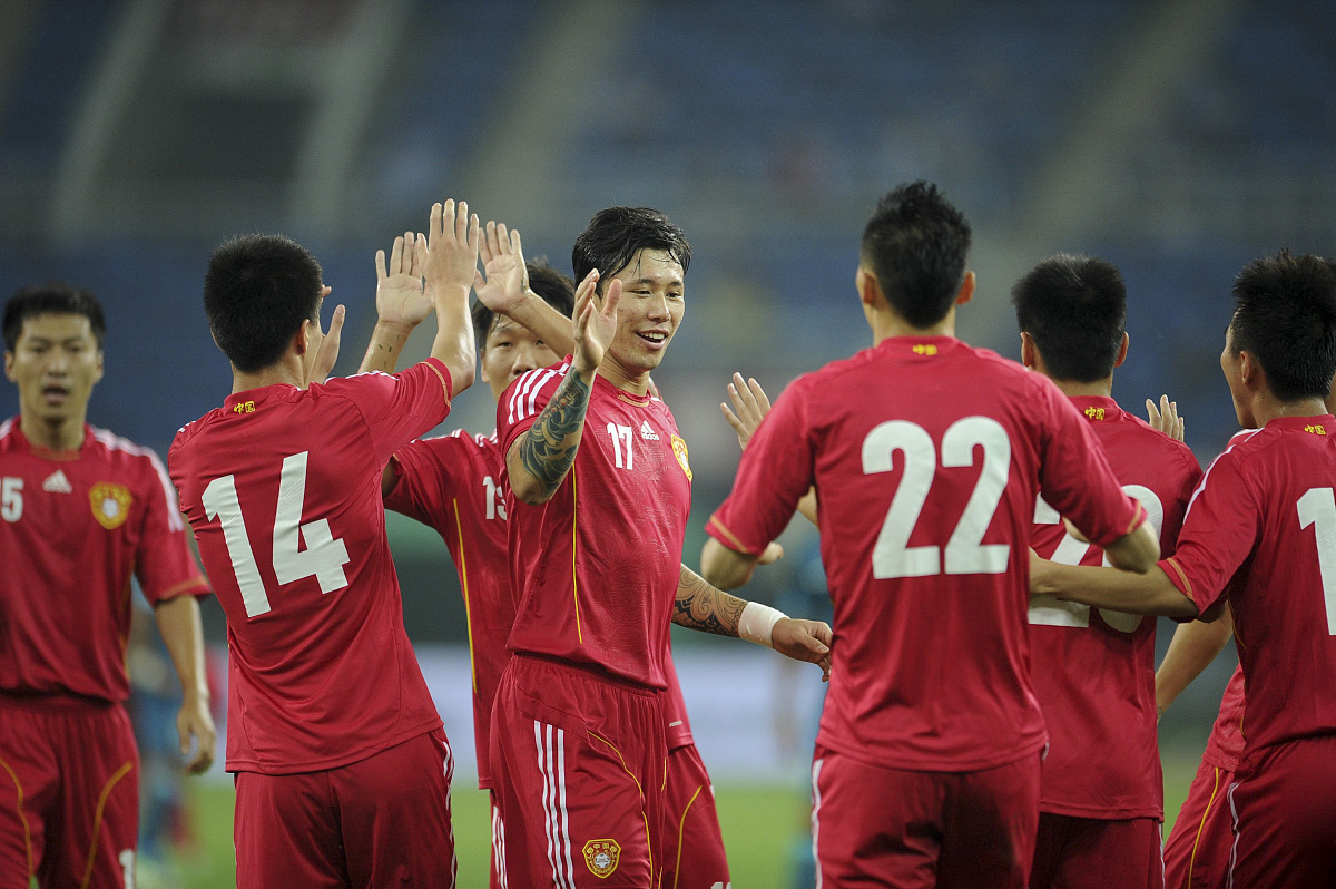 足球赛场上发生的惊喜瞬间令人感动的简单介绍