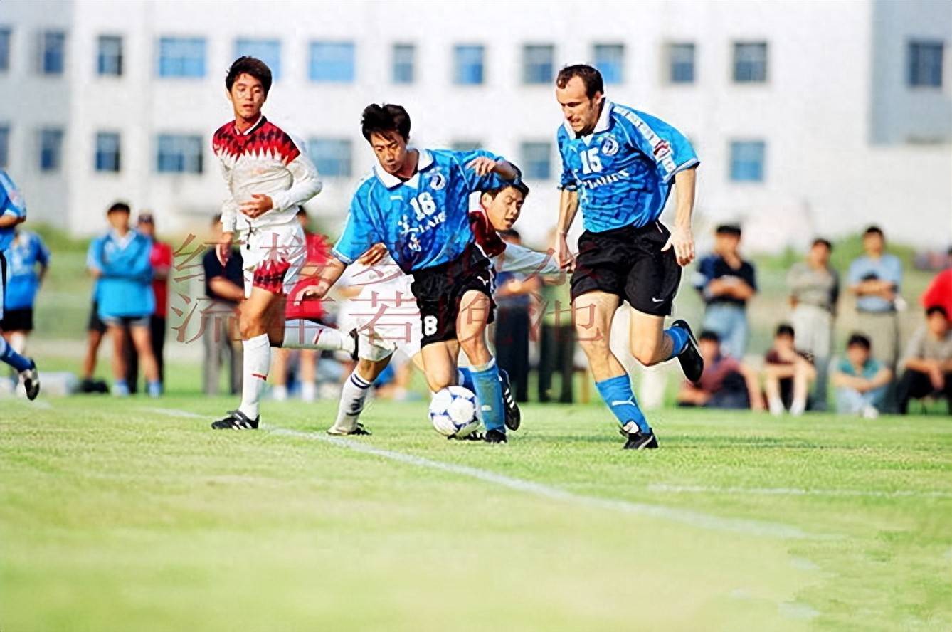 包含大连一方后防线连续失误，输球收场的词条