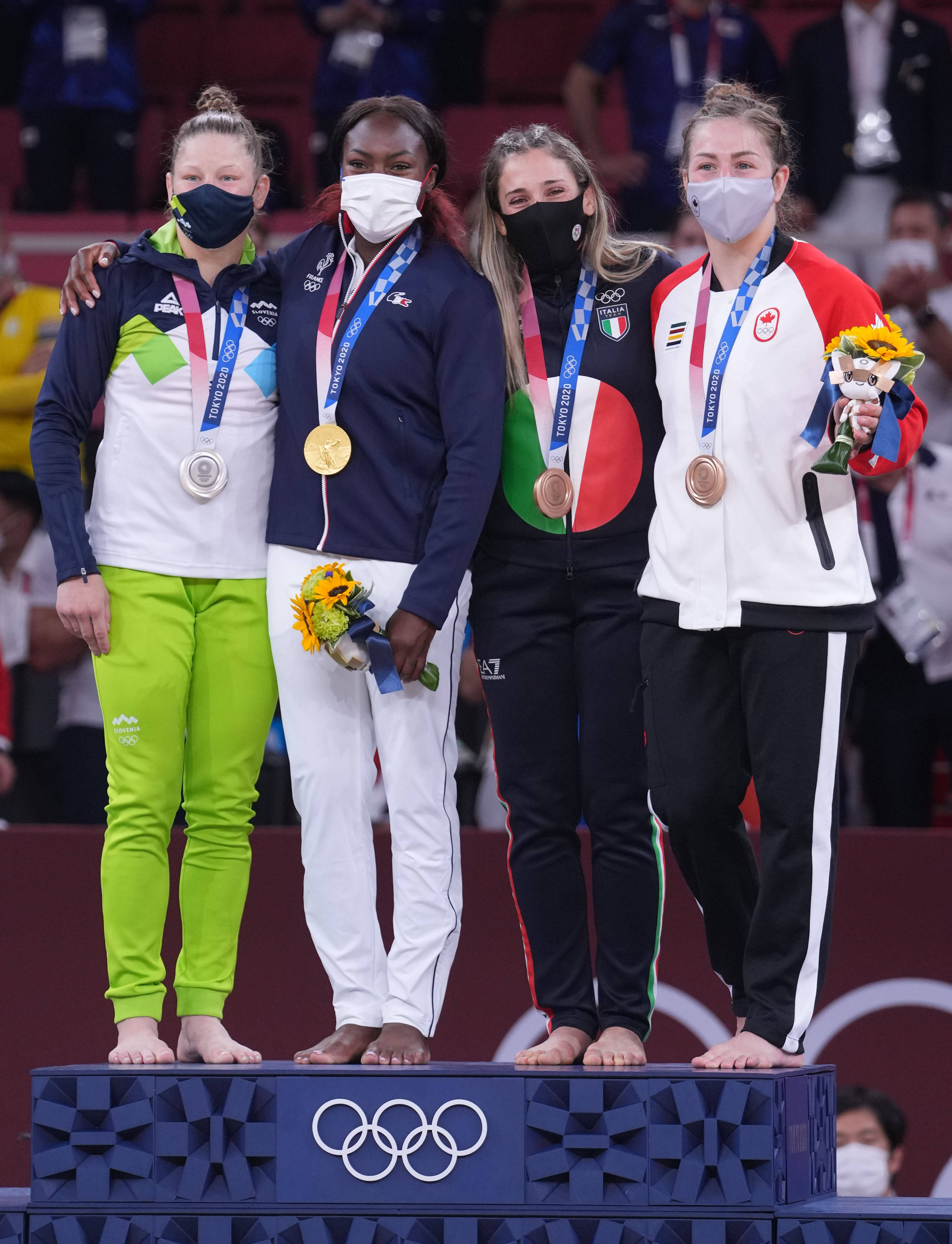 新西兰选手击败对手，夺得柔道金牌